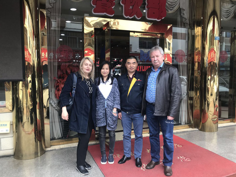 俄羅斯客戶(hù)來(lái)華舜訂購(gòu)CNC切割機(jī)